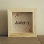 Houten spaarpot met naam en bloemen - Afbeelding 3