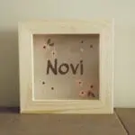 Houten spaarpot met naam en bloemen